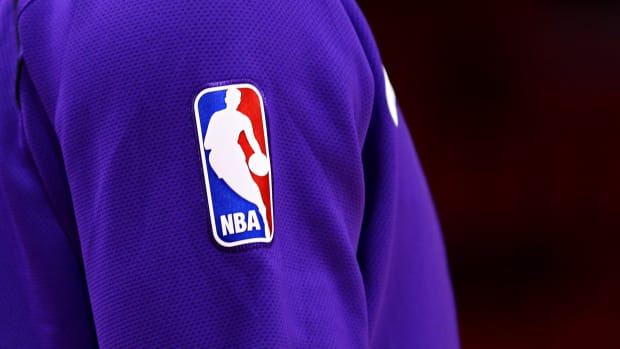 A top U.S. health official has recommended the NBA to ban fans from games.